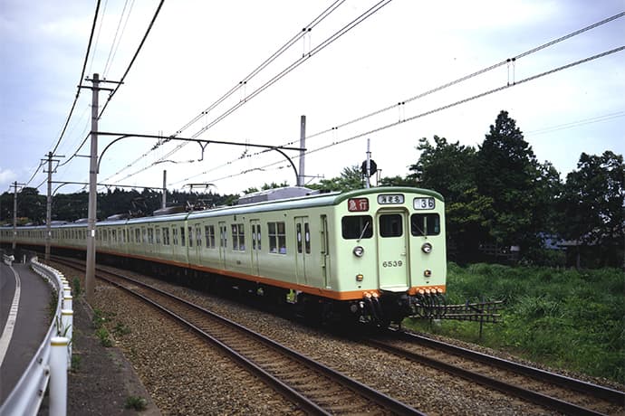 ライトグリーンの6000系電車の外観